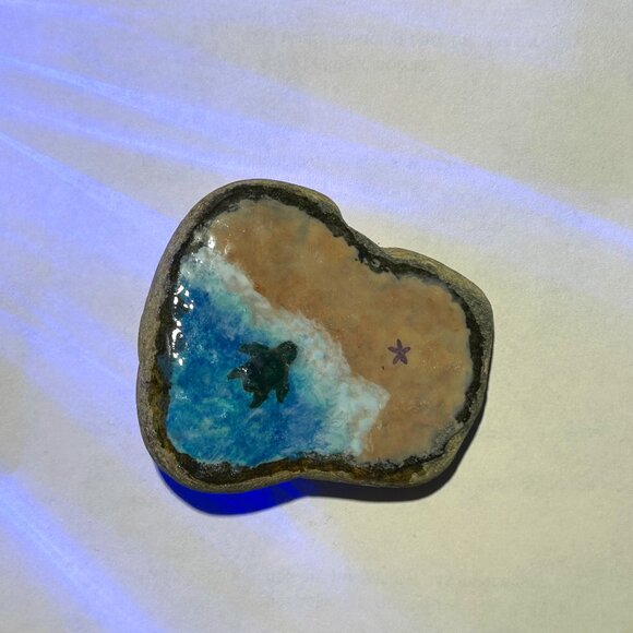 Hand Painted Turtle Beach Stone - Picture 1 of 4